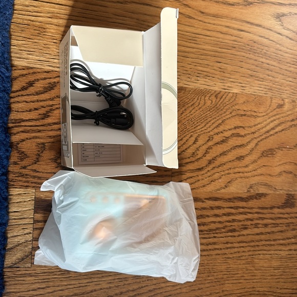 New in Box Small Retro Bluetooth Speaker - Picture 5 of 8